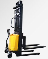 珠海物流中心電動(dòng)堆高車裝卸搬運(yùn)貨物